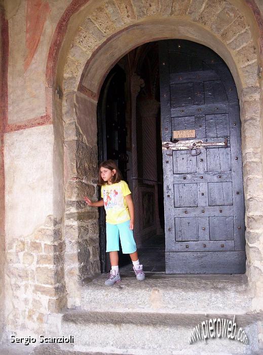 23 Chiara sulla porta della Basilica.jpg